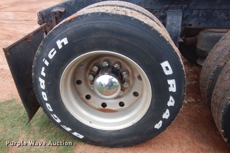 image for item IP9845 1985 Peterbilt 359  semi truck