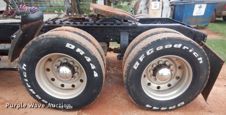 image for item IP9845 1985 Peterbilt 359  semi truck