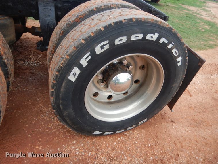 image for item IP9845 1985 Peterbilt 359  semi truck