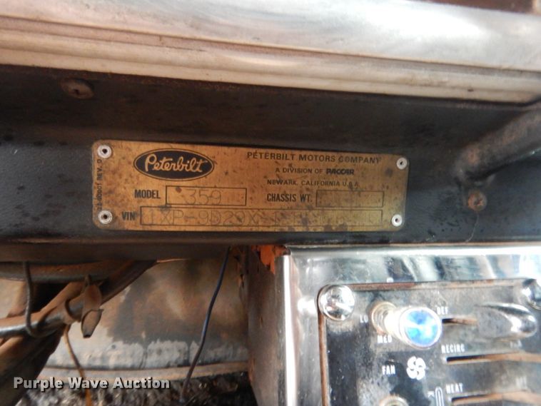 image for item IP9845 1985 Peterbilt 359  semi truck