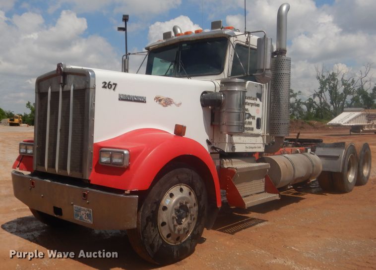 image for item IP9899 2004 Kenworth W900  semi truck