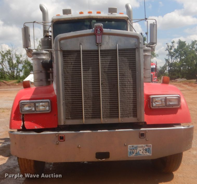 image for item IP9899 2004 Kenworth W900  semi truck