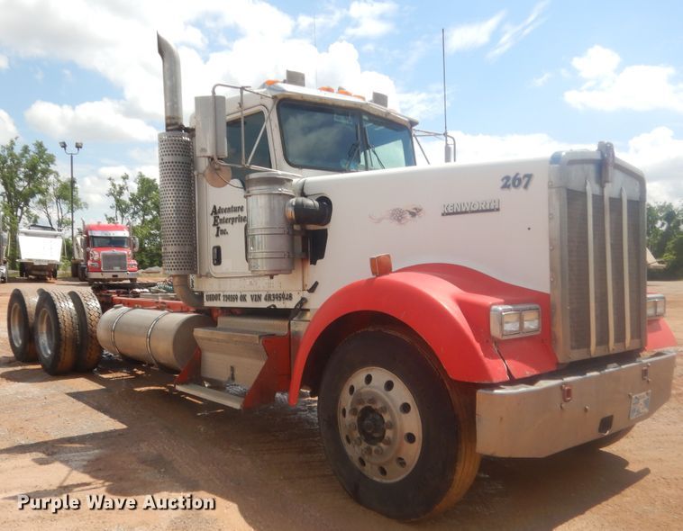 image for item IP9899 2004 Kenworth W900  semi truck
