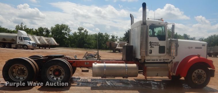 image for item IP9899 2004 Kenworth W900  semi truck