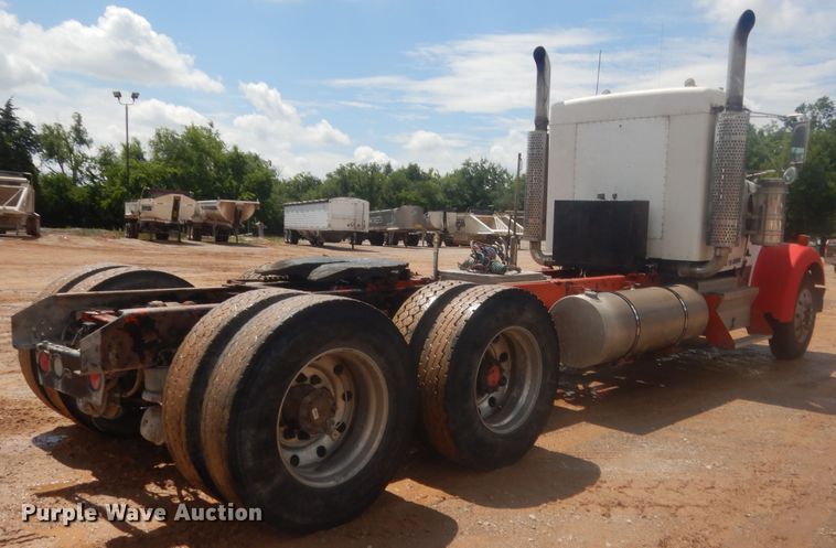 image for item IP9899 2004 Kenworth W900  semi truck