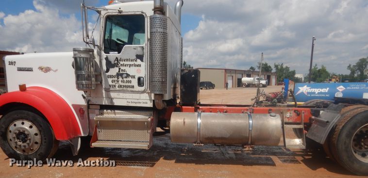 image for item IP9899 2004 Kenworth W900  semi truck