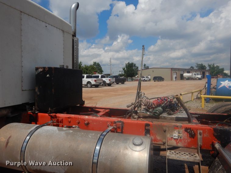 image for item IP9899 2004 Kenworth W900  semi truck