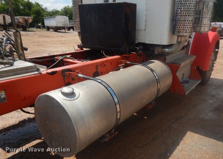 image for item IP9899 2004 Kenworth W900  semi truck