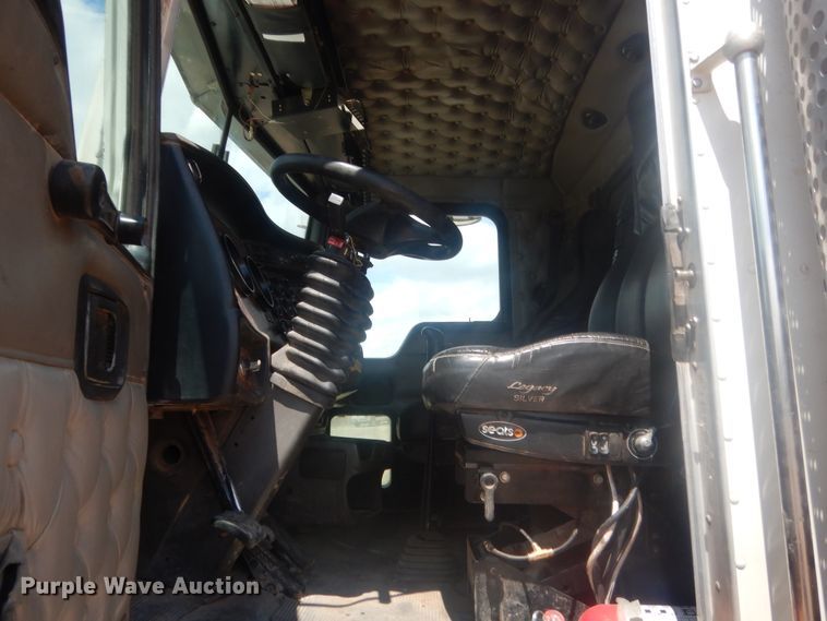 image for item IP9899 2004 Kenworth W900  semi truck