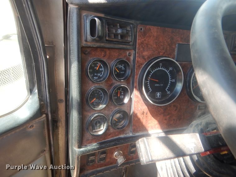 image for item IP9899 2004 Kenworth W900  semi truck