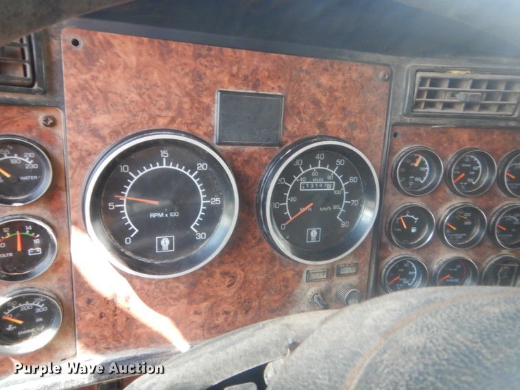 image for item IP9899 2004 Kenworth W900  semi truck