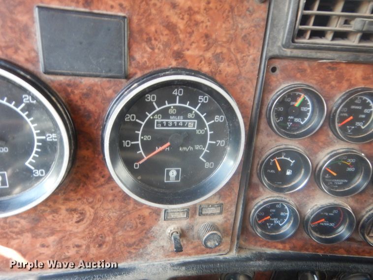 image for item IP9899 2004 Kenworth W900  semi truck