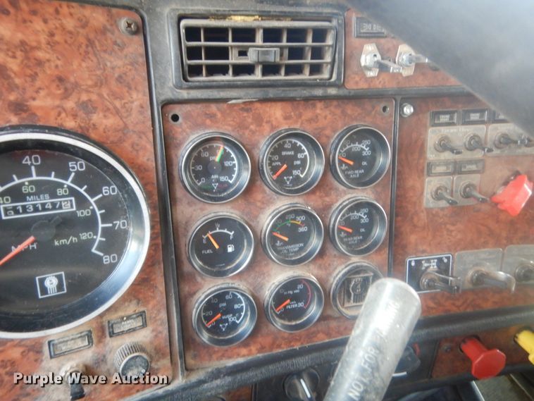 image for item IP9899 2004 Kenworth W900  semi truck