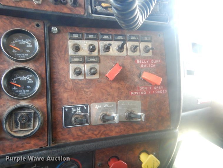 image for item IP9899 2004 Kenworth W900  semi truck