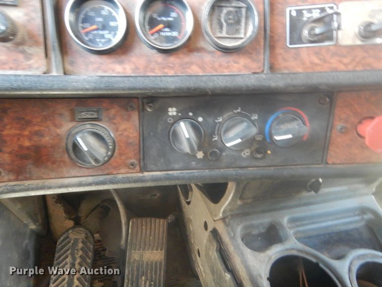 image for item IP9899 2004 Kenworth W900  semi truck