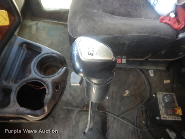 image for item IP9899 2004 Kenworth W900  semi truck