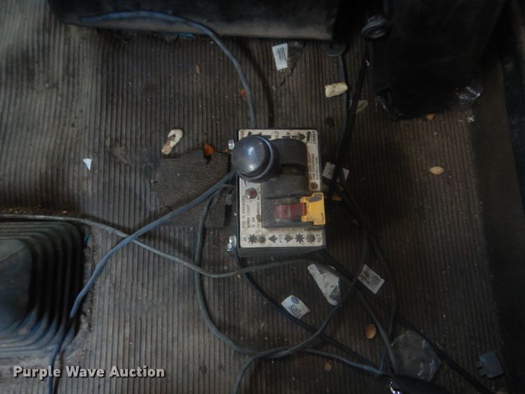 image for item IP9899 2004 Kenworth W900  semi truck