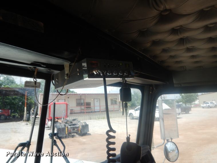 image for item IP9899 2004 Kenworth W900  semi truck