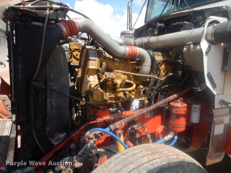 image for item IP9899 2004 Kenworth W900  semi truck