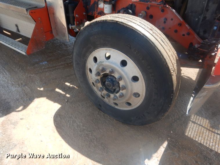 image for item IP9899 2004 Kenworth W900  semi truck