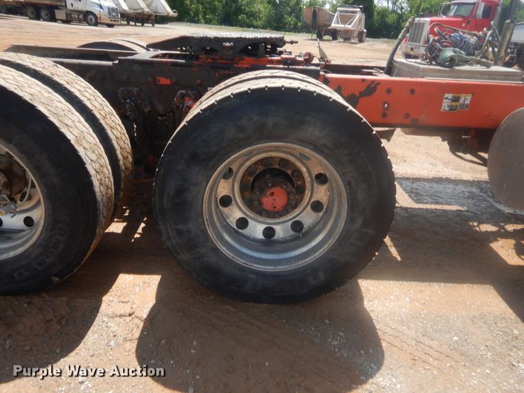 image for item IP9899 2004 Kenworth W900  semi truck