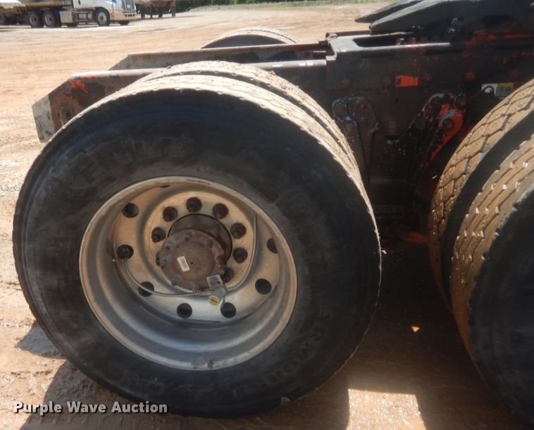 image for item IP9899 2004 Kenworth W900  semi truck