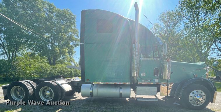 image for item IR9988 2001 Freightliner FLD132 XL Classic  semi truck