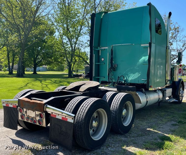 image for item IR9988 2001 Freightliner FLD132 XL Classic  semi truck