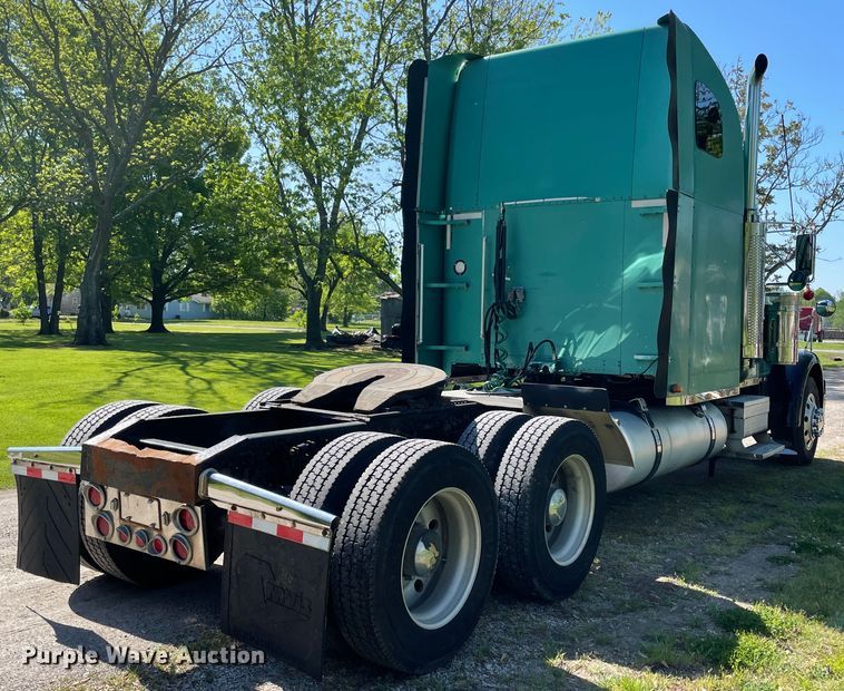 image for item IR9988 2001 Freightliner FLD132 XL Classic  semi truck