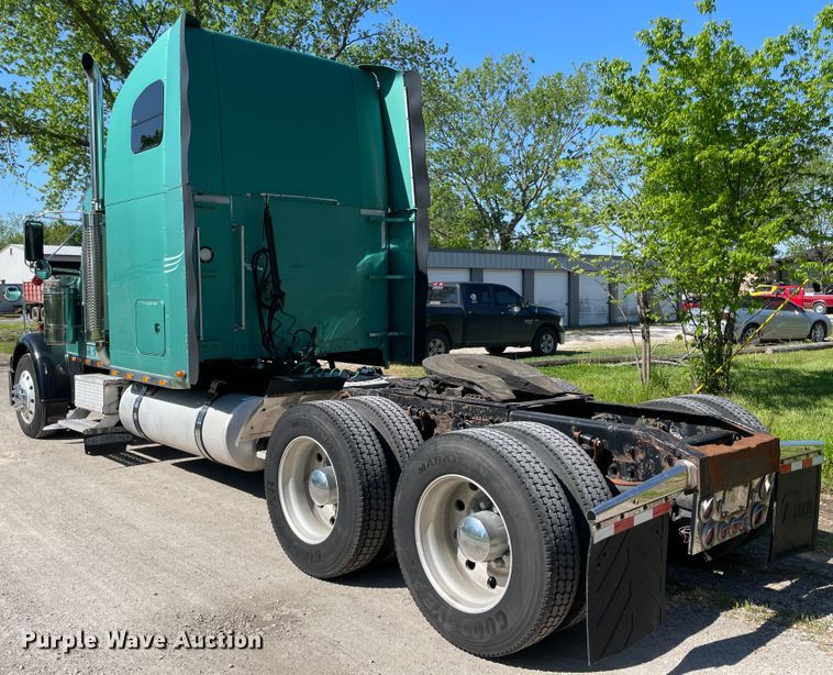 image for item IR9988 2001 Freightliner FLD132 XL Classic  semi truck