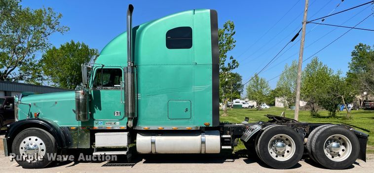 image for item IR9988 2001 Freightliner FLD132 XL Classic  semi truck