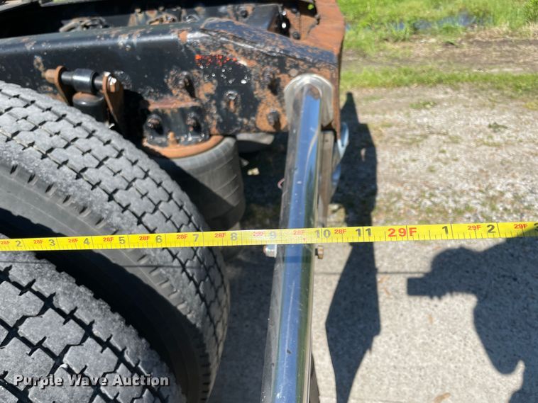 image for item IR9988 2001 Freightliner FLD132 XL Classic  semi truck