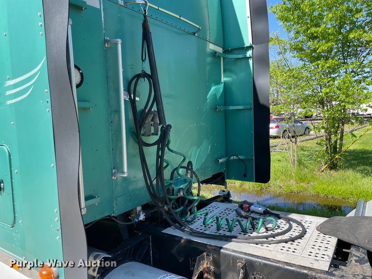 image for item IR9988 2001 Freightliner FLD132 XL Classic  semi truck