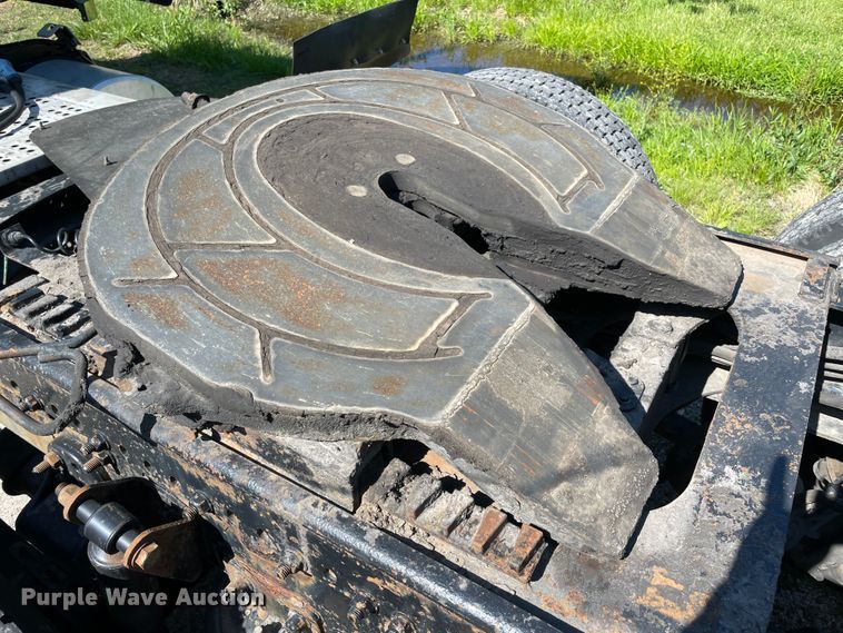 image for item IR9988 2001 Freightliner FLD132 XL Classic  semi truck