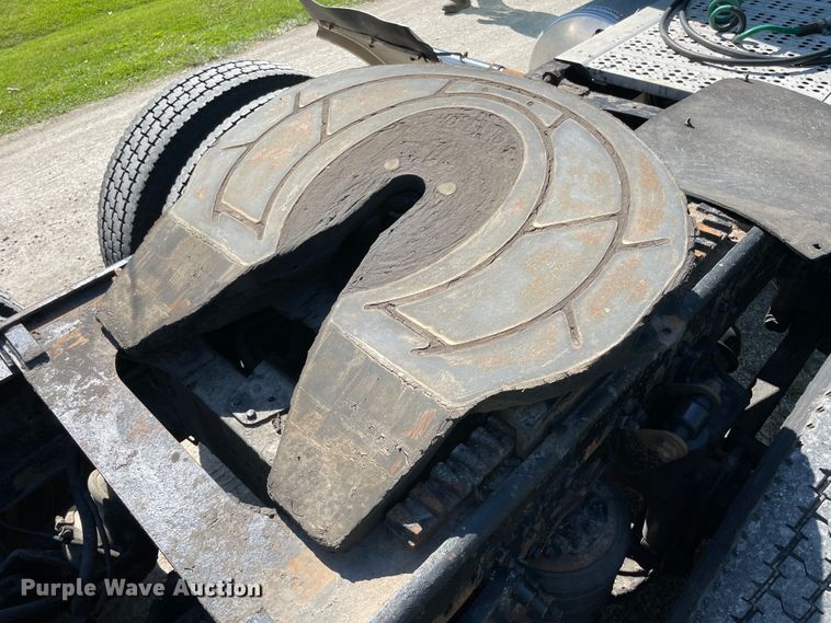 image for item IR9988 2001 Freightliner FLD132 XL Classic  semi truck