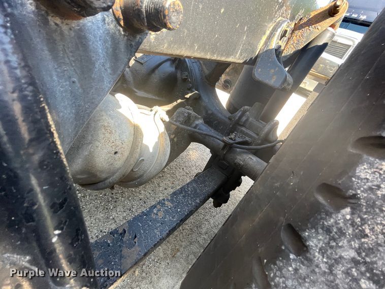 image for item IR9988 2001 Freightliner FLD132 XL Classic  semi truck