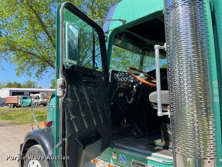 image for item IR9988 2001 Freightliner FLD132 XL Classic  semi truck