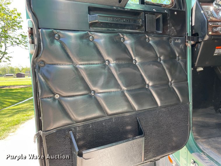 image for item IR9988 2001 Freightliner FLD132 XL Classic  semi truck