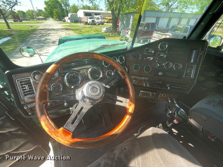 image for item IR9988 2001 Freightliner FLD132 XL Classic  semi truck