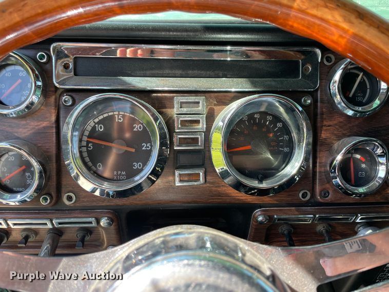 image for item IR9988 2001 Freightliner FLD132 XL Classic  semi truck