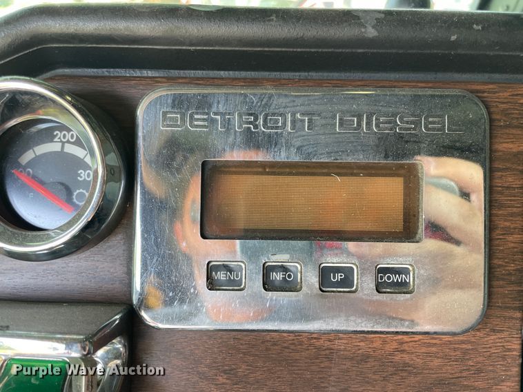 image for item IR9988 2001 Freightliner FLD132 XL Classic  semi truck