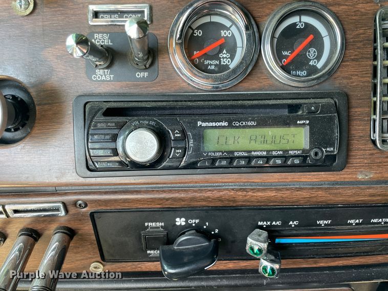 image for item IR9988 2001 Freightliner FLD132 XL Classic  semi truck