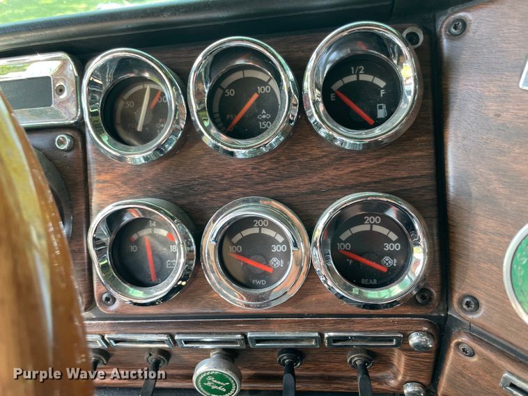 image for item IR9988 2001 Freightliner FLD132 XL Classic  semi truck