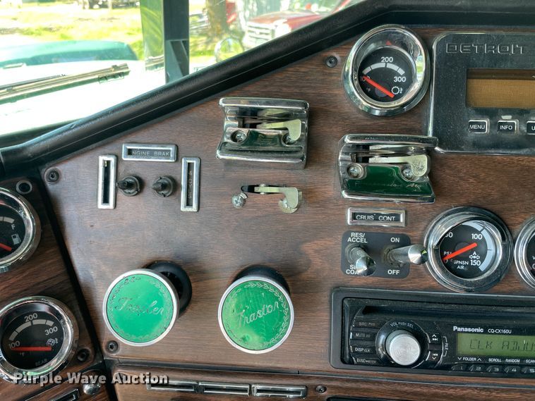 image for item IR9988 2001 Freightliner FLD132 XL Classic  semi truck