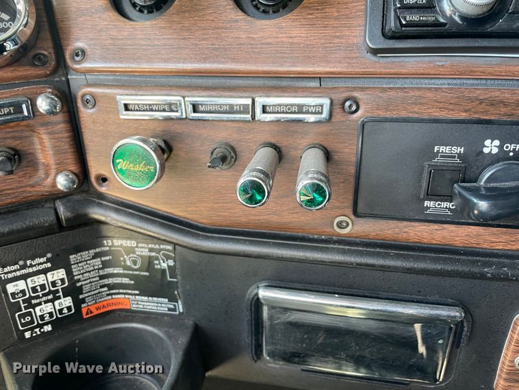 image for item IR9988 2001 Freightliner FLD132 XL Classic  semi truck