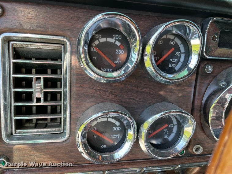 image for item IR9988 2001 Freightliner FLD132 XL Classic  semi truck