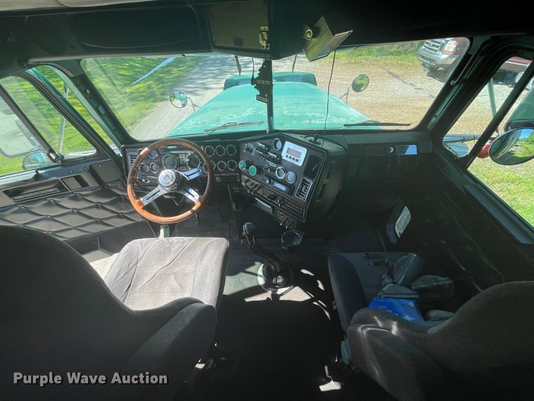 image for item IR9988 2001 Freightliner FLD132 XL Classic  semi truck