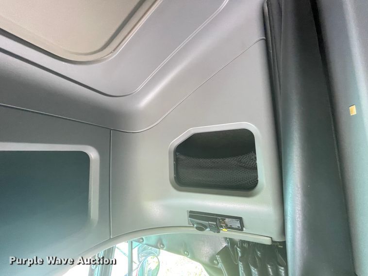 image for item IR9988 2001 Freightliner FLD132 XL Classic  semi truck