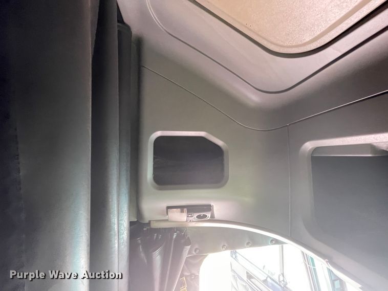 image for item IR9988 2001 Freightliner FLD132 XL Classic  semi truck