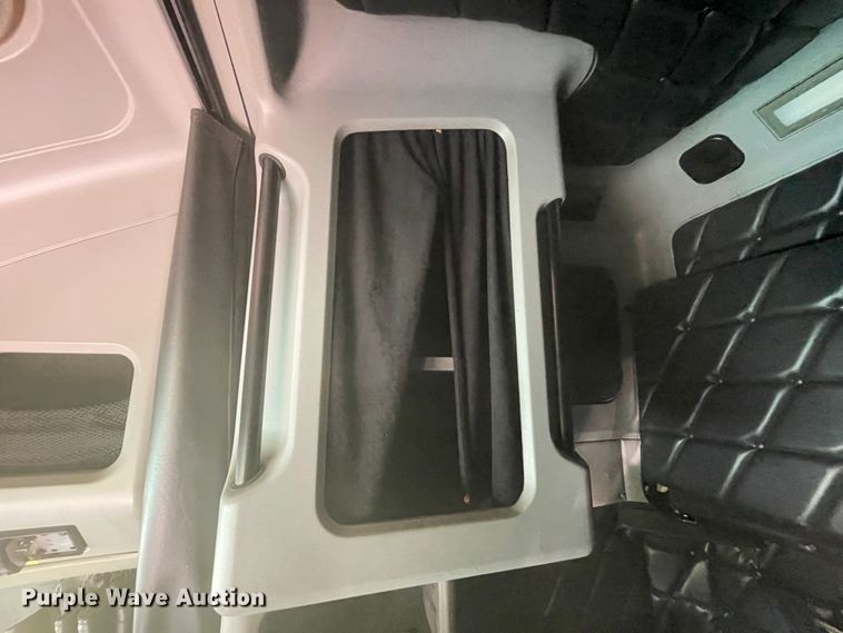 image for item IR9988 2001 Freightliner FLD132 XL Classic  semi truck